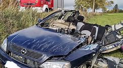 Czukty. Wypadek na drodze lokalnej. Opel astra zderzył się z koparką. Kierowca osobówki został przetransportowany do szpitala śmigłowcem LPR