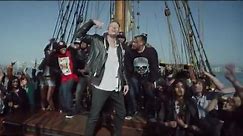 Macklemore & Ryan Lewis Ft. Ray - CAN'T HOLD US (Official Music Video)
