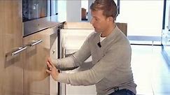 Installatie van een koelkast met sleepdeur.