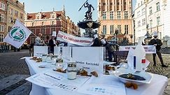 Protest branży gastronomicznej w Gdańsku 3.11.2020. Symboliczna czarna polewka dla rządzących od pomorskich restauratorów