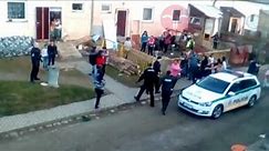Video ktoré zachytáva ako policajti bijú Rómov v osade zajachtáva scénu ako z horu v Zborove...