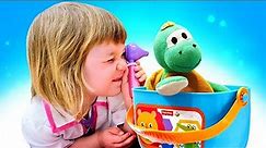 Juego de niñera con la pequeña Bianca y sus juguetes bebés. Vídeos para niños en español.