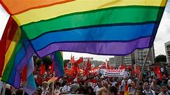 Putin firma leyes anti-LGBTQ más amplias en Rusia, en su mano dura contra los derechos