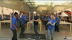 Apple CEO Surprises Fans Waiting in Line for iPhone 6