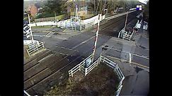 Van driver drags level crossing barrier behind him - video Dailymotion