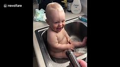 US dad has an adorable water fight with his baby during bath time