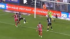 Polémique lors de Charleroi – Standard : l’arbitre a-t-il pris la bonne décision en accordant un penalty aux Zèbres et en excluant Ngoy ? (vidéo)
