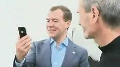Стив Джобс подарил Д. Медведеву iPhone 4!!