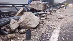 Frana in Friuli, massi cadono sulla A23: il punto della montagna dove è avvenuto il distacco - Video Dailymotion