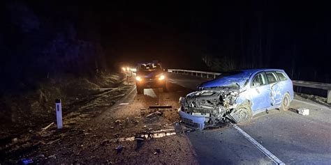 Schwerer Verkehrsunfall: Fahrzeugwrack und Trümmer auf der Fahrbahn