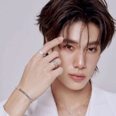 Phuwin is out here saying Pond chose the wrong pencil color, so ...