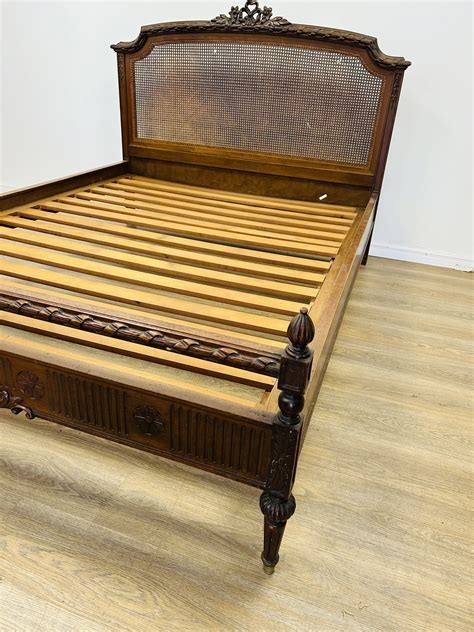 Lote #102 – Cama de dos plazas estilo inglés con respaldo esterillado ...