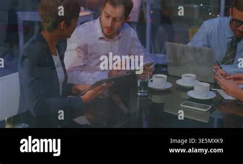 Business People Walking 的图像结果