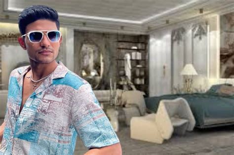 Mumbai: 'साप असेल तू...',मुंबईकर लोकल प्रवाशाने शेपटी पकडली अन् पिशवीत ...