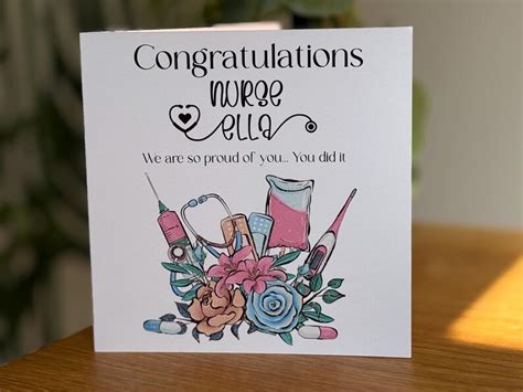 Tarjeta de graduación de enfermería personalizada: diseño floral médico ...