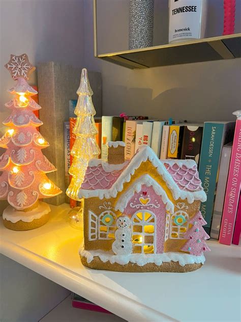 Pinkmas 🎄🎀 | Gingerbread house decorations, Gingerbread christmas decor ...