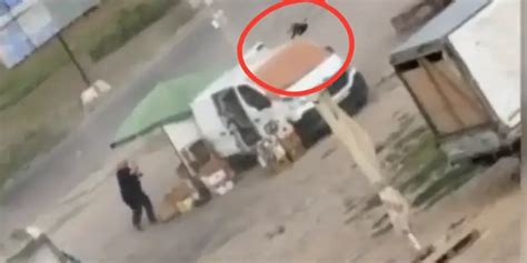Horrifying video shows Russian drone chasing vegetable seller before ...