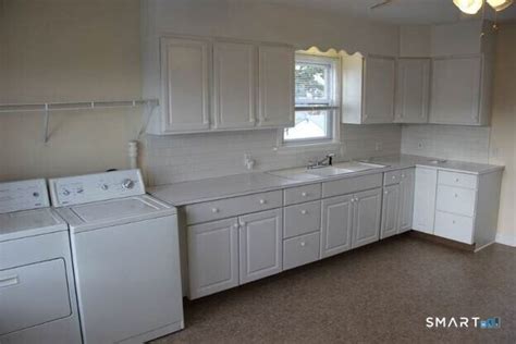 32 Ledyard Ave Off-Campus Housing, Groton, CT