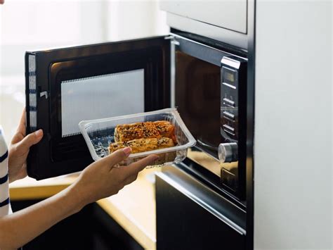 El truco para limpiar tu microondas en 10 minutos