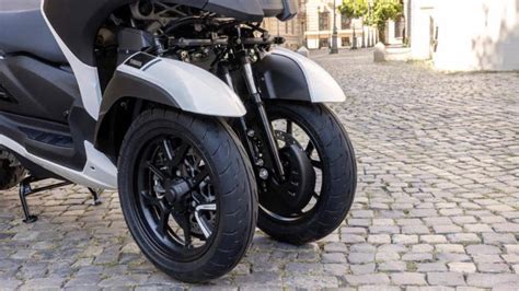 Airbag on a scooter: Not 2, it comes with 3 wheels, strong 292cc engine ...