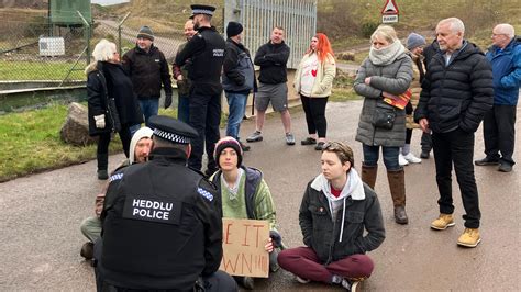 Hafod protesters block 'rotten egg smell' Johnstown landfill site - BBC News