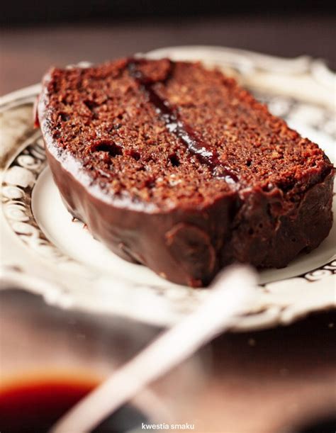 Piernik przełożony powidłami i polany polewą czekoladową