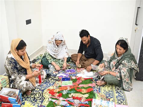 Chhattisgarh: Muslim family selling 'Rakhis' for three decades sends ...