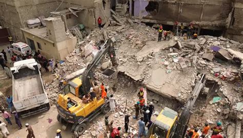 Lyari building collapse: Death toll now at 14, many still trapped