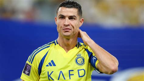 VIDEO: Cristiano Ronaldo presented with ridiculously lifelike drawing of himself by adoring fan ...