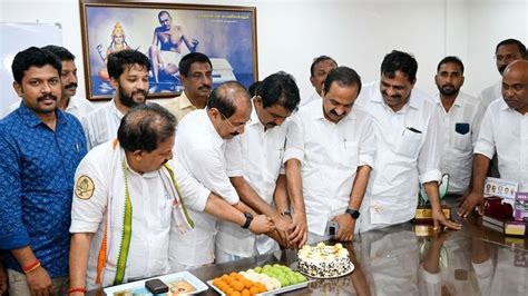 Kerala counting trends show UDF strong lead, Congress HQ turns festive ...