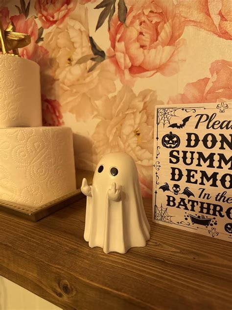 Halloween Ghost Figurine-Spooky Resin Middle Finger Ghost Statue, Cute ...