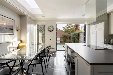 For Rent, House London 4 Bedrooms - 223 m² - € 3,102 / month