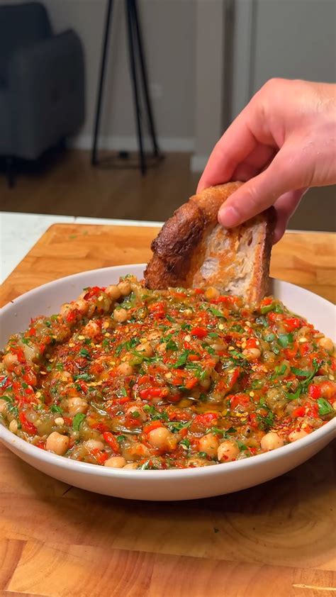 Easy vegan salad with eggplant and chickpeas