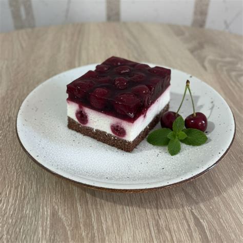 Sernik na zimno z wiśniami - Złoty Klucz Cukiernia & Kawiarnia