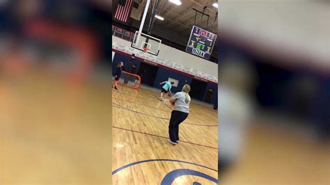 Pregnant mom mimics Steph Curry's pre-game routine