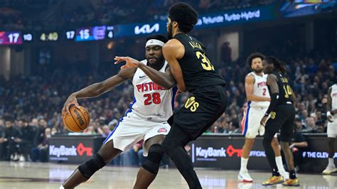 Cavs injury news. Jarrett Allen hurts knee in Cavaliers vs. Pistons