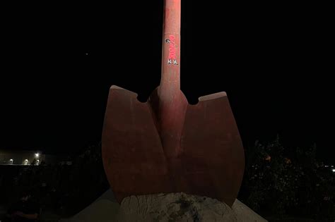 Coachella 2026 Live Updates: Sabrina Carpenter's desert takeover; festival at 25 - Los Angeles Times