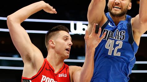 Portland's Zach Collins dislocates shoulder, set for MRI | NBA.com