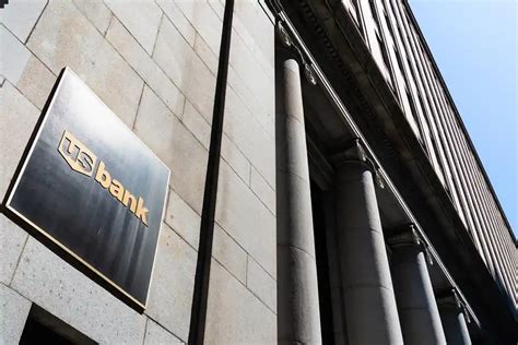 Bar owner passes the torch to new business owner with U.S. Bank by his side