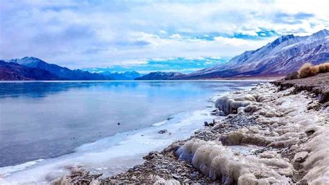 सूखे पहाड़ों के बीच बसी नीली लेक की कहानी, जो दो देशों को जोड़ती है ...