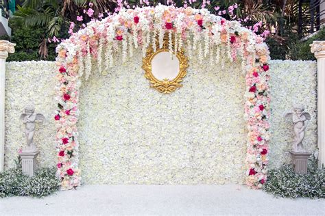 How to make a flower wall for a wedding | Honestweddingadvice.com