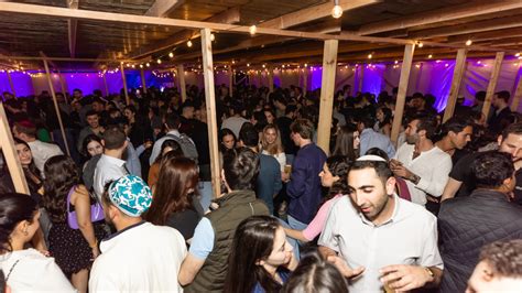 3,000 young Jews gather in NYC sukkah ahead of first Hebrew-date ...