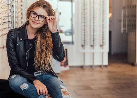 Adjusting To New Glasses: 6 Common Concerns | EZOnTheEyes