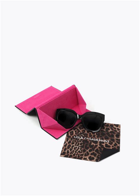 Square Sunglasses with Gold Logo - Lola Casademunt