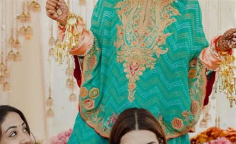 Watch: Nupur Sanon's Kaleeras Fall On Sister Kritis Hands At Chooda ...