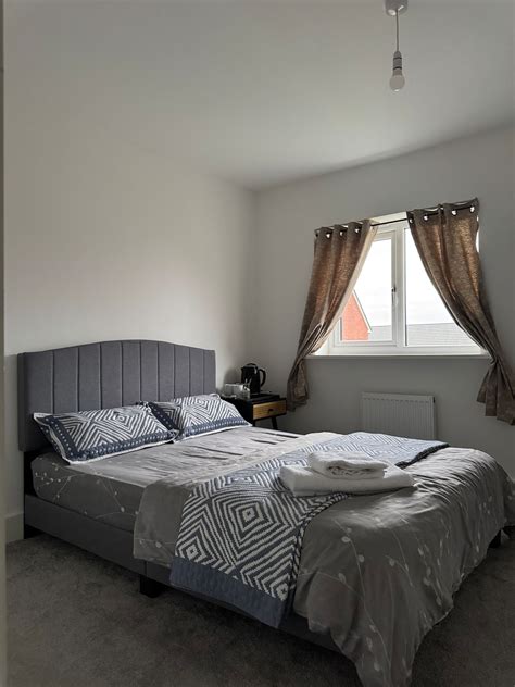 Beautiful Private Ensuite | Minutes to city centre - Houses for Rent in ...