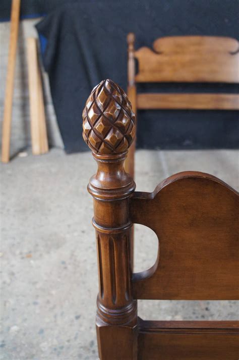 Mid Century Colonial Revival Full Size Pineapple 4 Post Bed