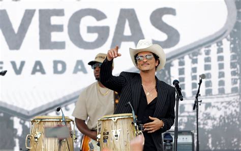 Bruno Mars brings funk perfection to 1st of 2 'Romantic Tour' nights in Atlanta