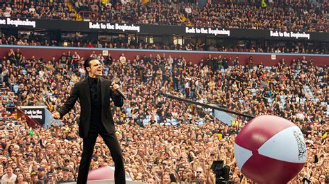 El cantante Yungblud cantando en directo sobre el escenario con un ...