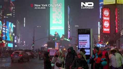 Visitors take in snowy NYC ahead of traffic closure
